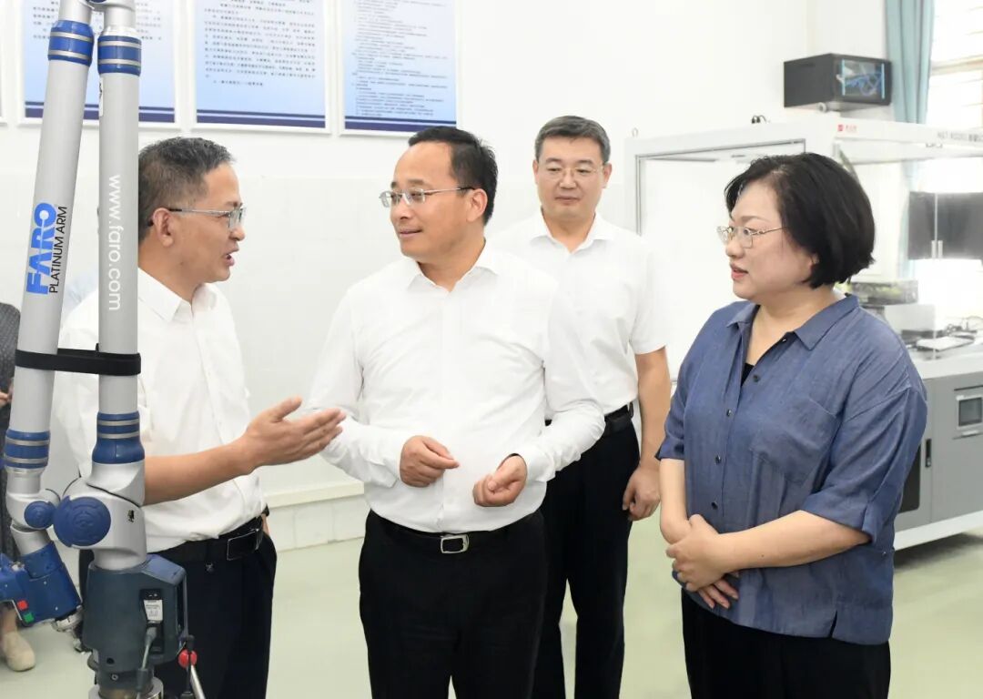 顾坤参加省人大代表淮安小组专题调研