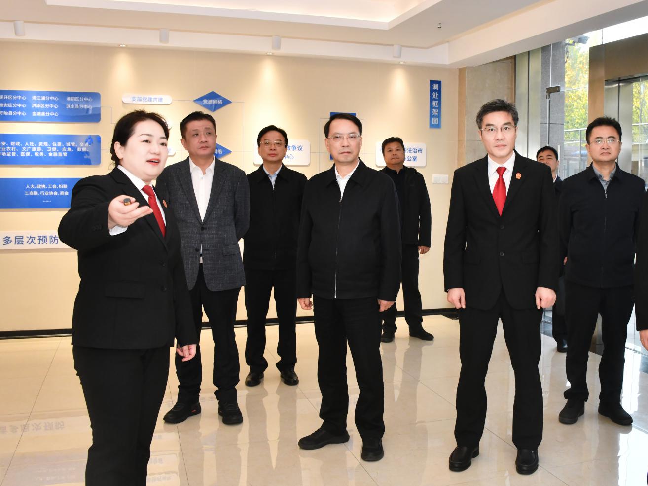 市人大常委会领导视察法院工作