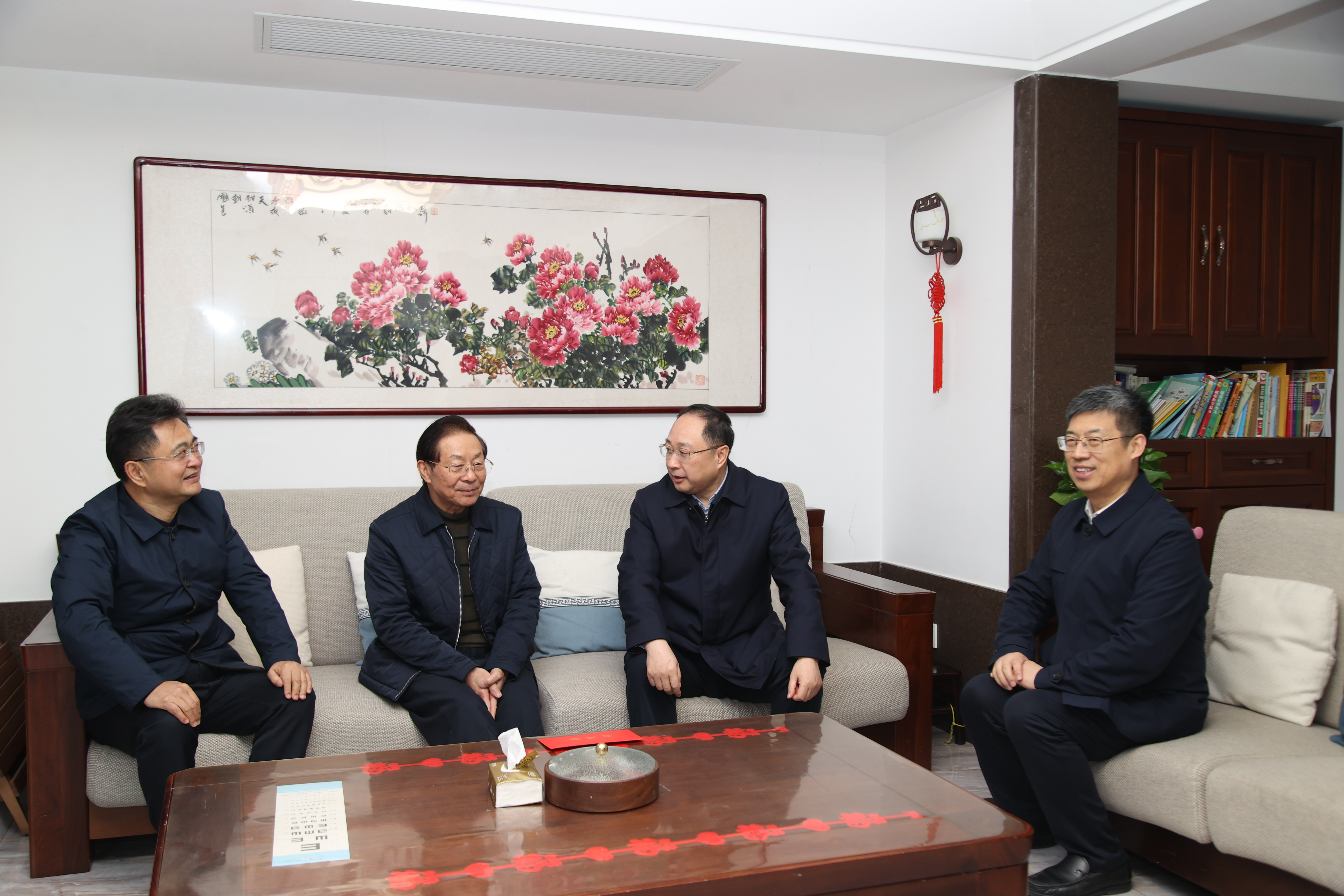 市人大常委会领导走访慰问老领导老同志