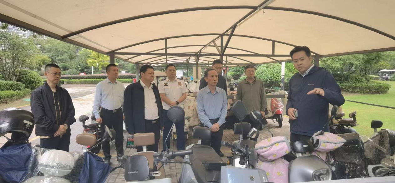 市人大常委会现场检查《淮安市住宅小区电动自行车充...